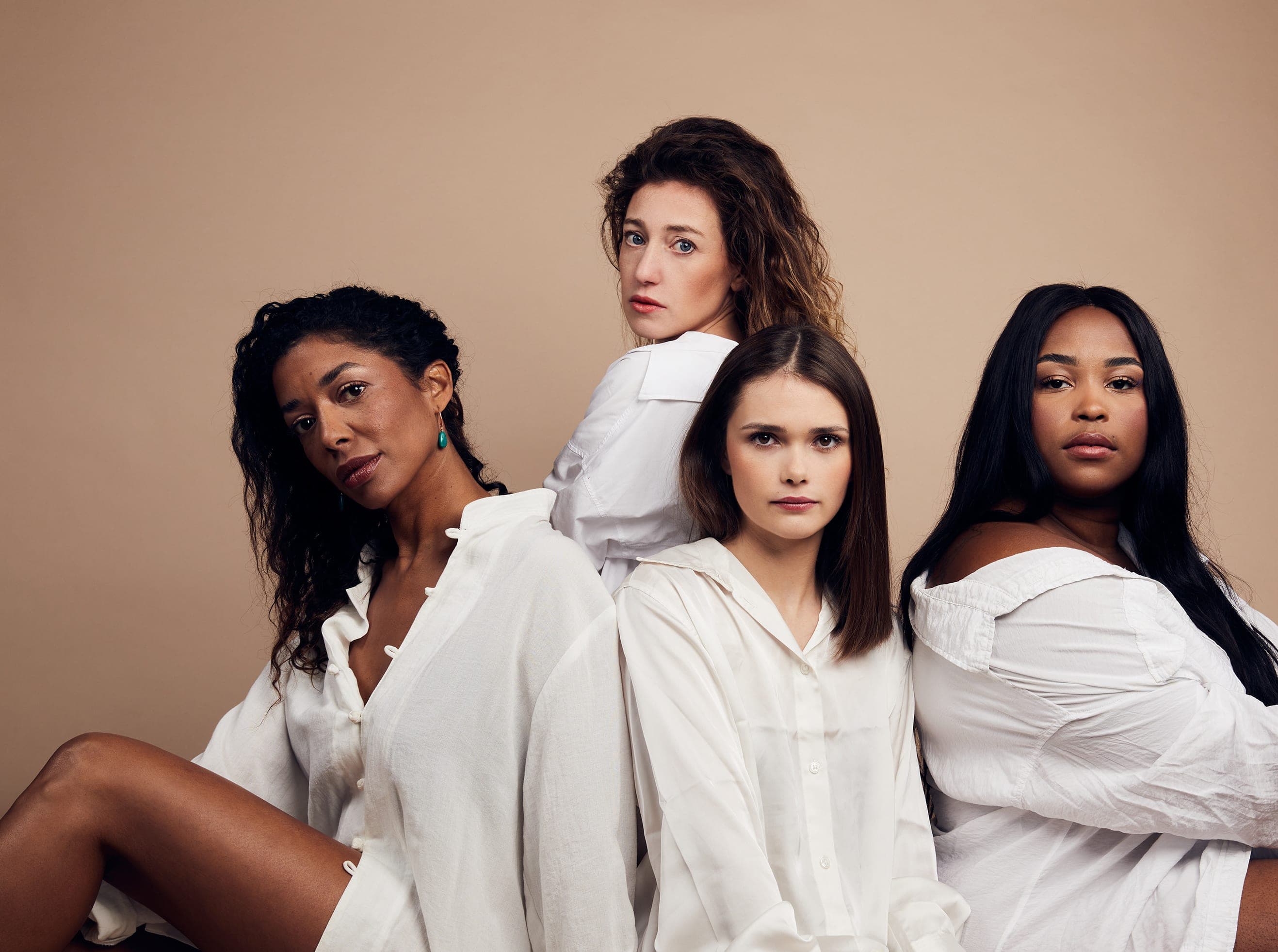 Groupe de quatre femme vêtues en blanc